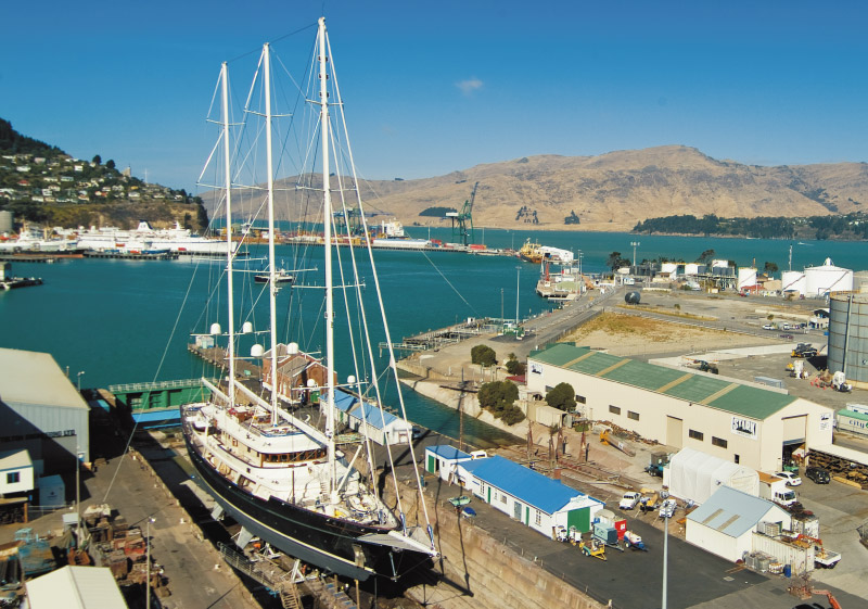 super-yachts-white-boats-service-repair-drydocking-stark-bros-new-zealand